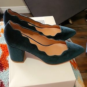 Green velvet, scalloped heel